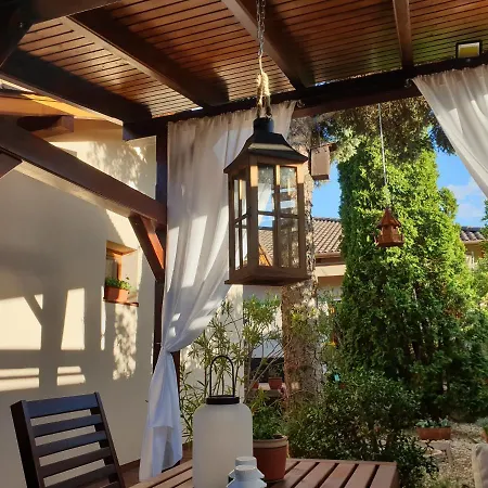 Haeuschen Viktoria Zamardi